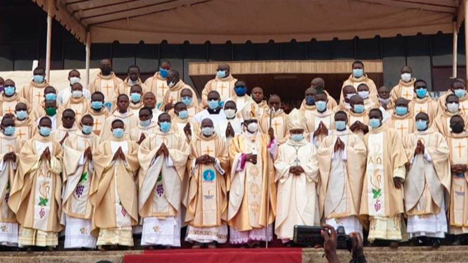 Các linh mục bị bắt cóc ở Camerun tháng trước xin giúp được tự do