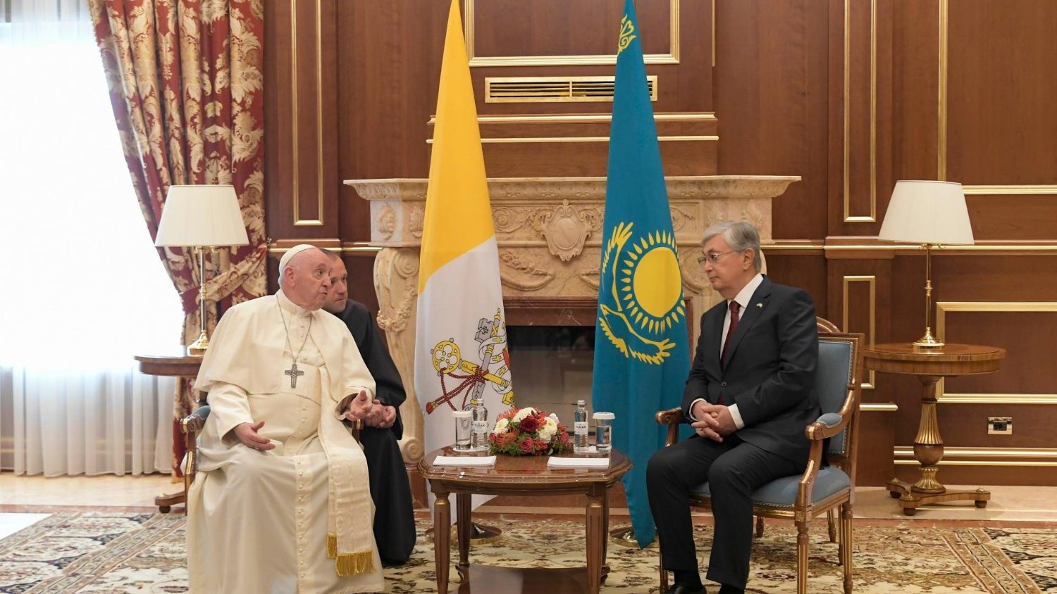 Đức Thánh Cha đến sân bay Nur-Sultan và được Tổng thống Kazakhstan chào đón
