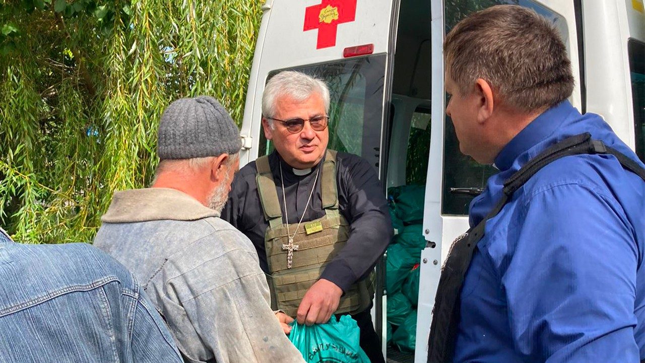 Bị tấn công, ĐHY Krajewski tiếp tục mang sự chúc lành và trợ giúp của ĐTC cho người dân Ucraina